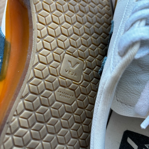 Veja gum sole campo shoes with navy V. - Picture 7 of 8